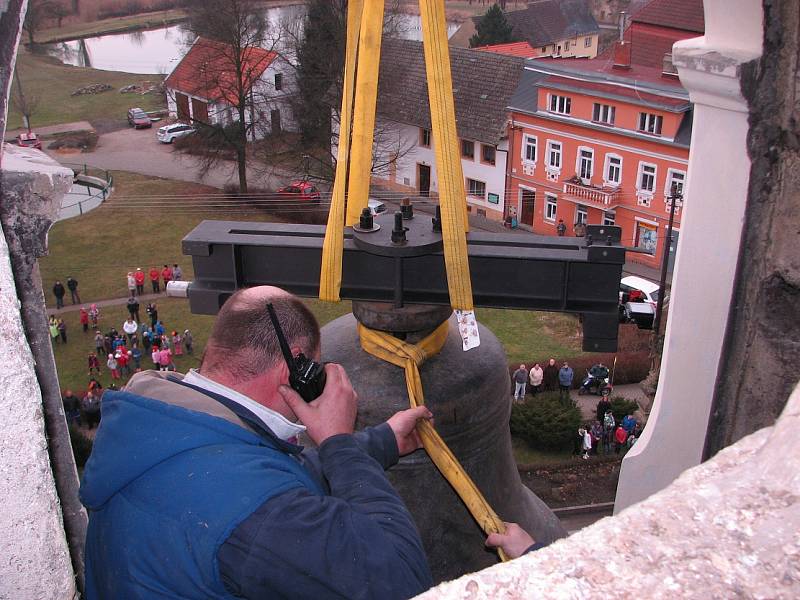 Osazování zvonu v Liběšicích