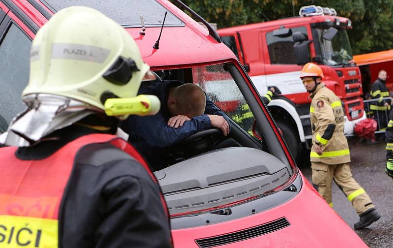 Krajské kolo soutěže ve vyprošťování zraněných osob z havarovaných vozidel se uskutečnilo v areálu výstaviště Zahrada Čech v Litoměřicích.