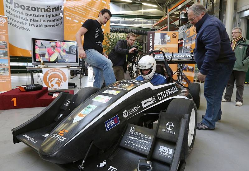 Společnost HENNLICH Litoměřice uspořádala s německým partnerem další povedenou propagační akci, kterou završila závodem dvou automobilů rozdílných kategorií.