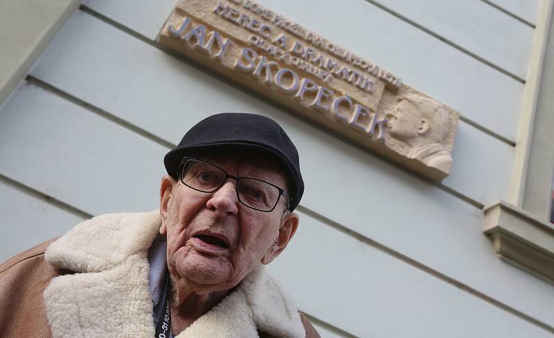 Herec Jan Skopeček slavnostně odhalil pamětní desku na domě v Litoměřicích, kde v mládí bydlel.