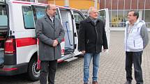Představení nového sanitního vozu litoměřické nemocnice.