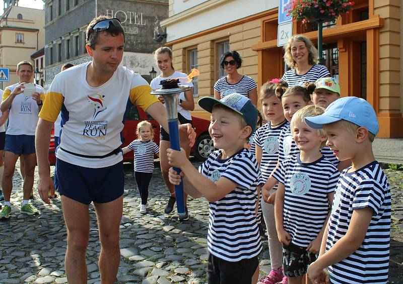 Mírový běh v Litoměřicích. Ještě před startem další etapy se běžci setkali se zástupci iniciativy Rozběháme Litoměřice, místostarostou Lukasem Wünschem a dětmi z dechového stacionáře v Tylově ulici.