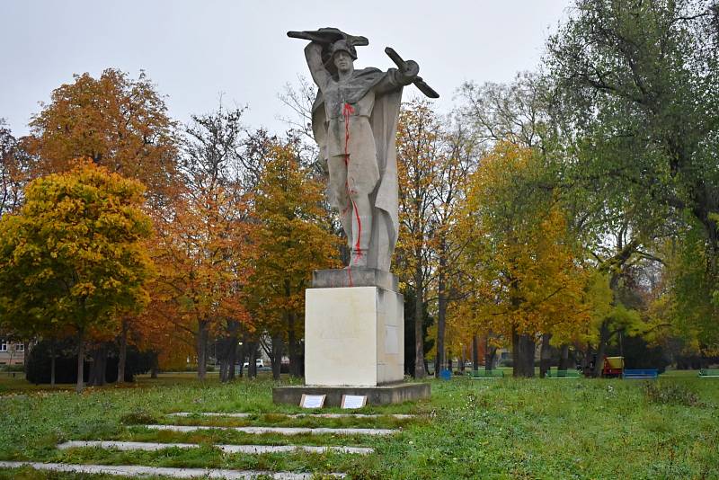 Socha rudoarmějce v Litoměřicích s přemalovaným podstavcem ve středu 26. října