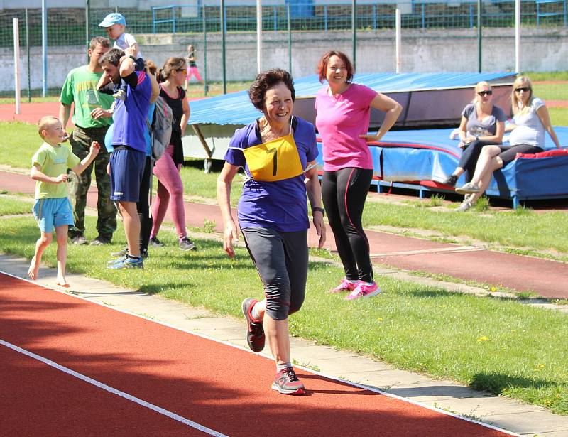 Téměř devět desítek atletů všech věkových kategorií se za krásného jarního počasí zúčastnilo v sobotu už 58. ročníku přespolního běhu Říp - Roudnice a Roudnice - Říp - Roudnice. Traťové rekordy na hlavních tratích překonány ani tentokrát nebyly. Na 15 200