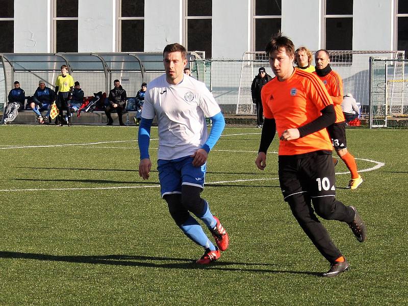 Fotbalisté Lovosic (v bílém) prohráli v přípravě s Roudnicí 0:2. Foto: Deník/Ladislav Pokorný