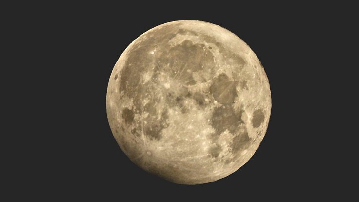 V noci ze středy na čtvrtek budou moci nadšenci v Česku pozorovat vzácný modrý Měsíc. Samotný název nemá nic společného s jeho barvou, jedná se o označení typu úplňku.