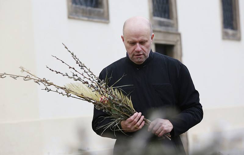 Sakristián katedrály sv. Štěpána v Litoměřicích Antonín Fegyveres připravil popel, kterým bude litoměřický biskup Jan Baxant na Popeleční středu při mši svaté v katedrále udělovat věřícím popelec.