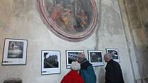 V bývalém jezuitském kostele v Litoměřicích vystavuje třicet především začínajících fotografů. K vidění je 90 snímků. 