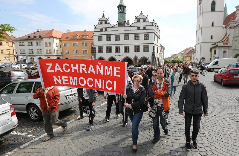 Několik stovek nespokojených občanů dorazilo ve středu 1. května k městské nemocnici. Lidé protestovali proti prodeji nemocnice.