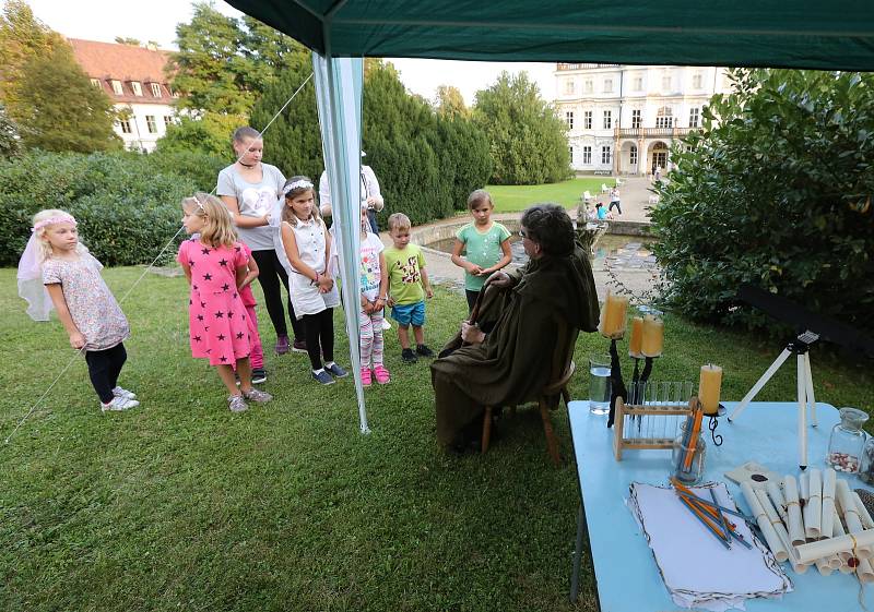 Hradozámecká noc na zámku v Ploskovicích.