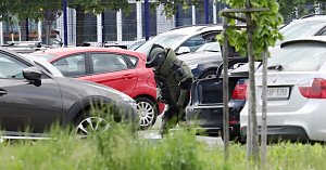 Policejní pyrotechnik prověřuje parkoviště v průmyslové zóně v Lovosicích