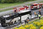 Autobus plný důchodců zachvátil na dálnici D8 požár.