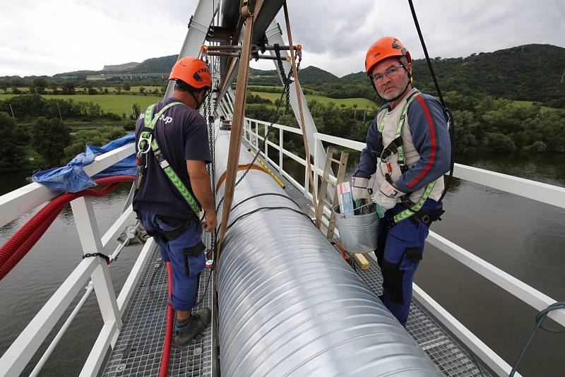 Výměna potrubí na vodovodu umístěném nad řekou Labe mezi Libochovany a Prackovicemi