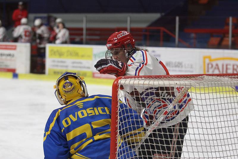 Děčínské hokejistky vypráskaly Lovosice (v modrém) 15:1