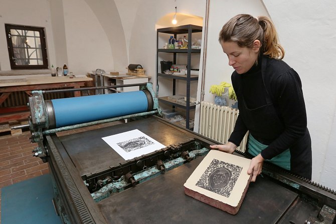 Lenka Kahuda Klokočková ve svojí litografické dílně v Gotickém dvojčeti v Litoměřicích ukazuje techniku litografie. Archivní foto
