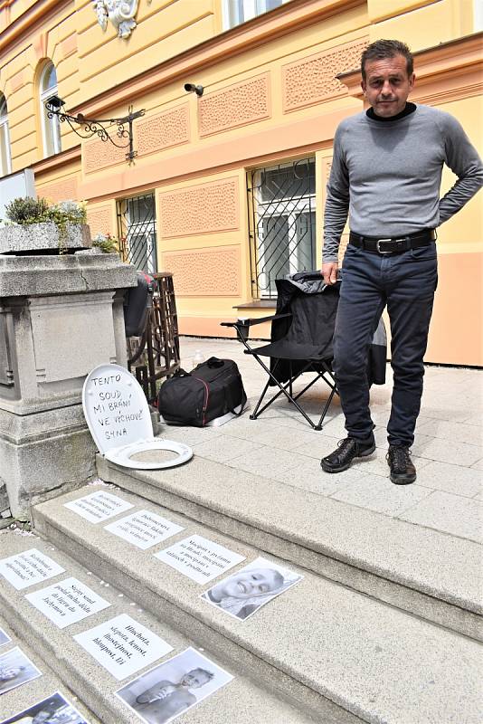 Muž z Prackovic na Ústecku protestuje u okresního soudu v Litoměřicích proti svěření společného syna do výhradní péče matky.