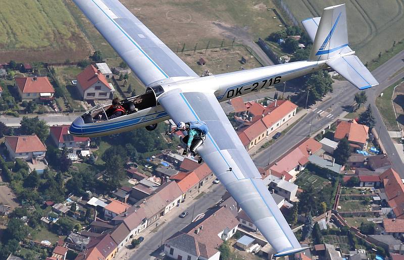 Možnost pořídit si unikátní fotografie parašutisty skákajícího z křídla větroně Blaník ve výšce 800 metru měl fotograf Litoměřického Deníku ve středu 21.6. dopoledne. Tato ukázka proběhne jako součást hlavního programu Memoriál air show.