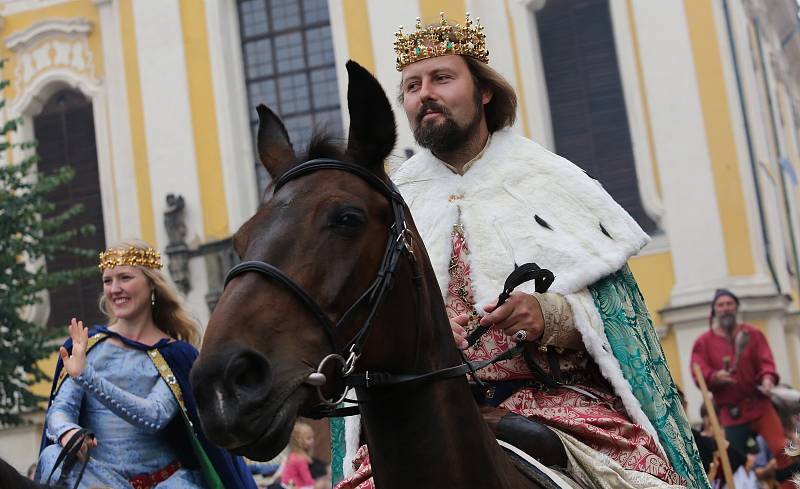 Tisíce návštěvníku zaplavilo Úštěcký letní jarmark. Na jubilejní 20. ročník dorazil i císař a král Karel IV. se svojí družinou.