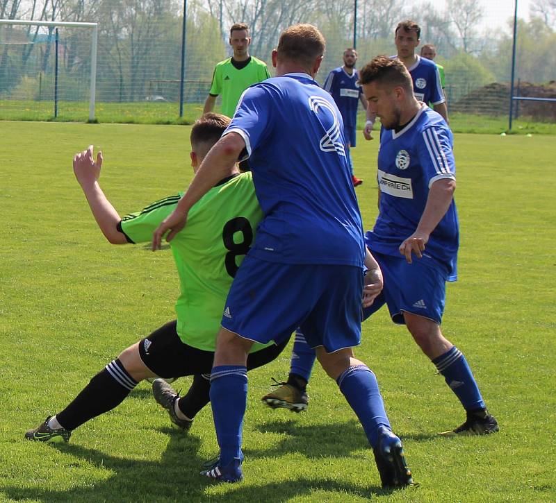 Fotbalisté SK Hrobce (v modrém) podlehli Slovanu Velvary 0:2.