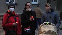 Symbolický Pochod živých se svíčkami připomněl na trase mezi Bohušovicemi a Terezínem zahájení deportací Židů z českých zemí a vznik ghetta Terezín
