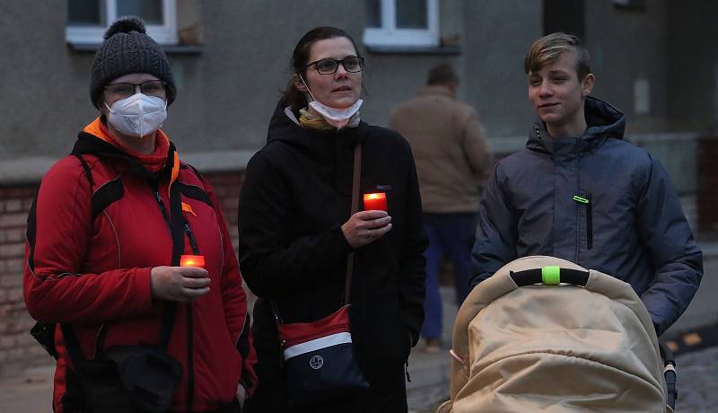 Symbolický Pochod živých se svíčkami připomněl na trase mezi Bohušovicemi a Terezínem zahájení deportací Židů z českých zemí a vznik ghetta Terezín