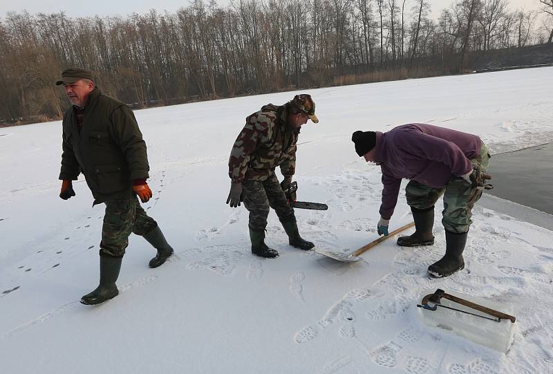 Rybáři z místní skupiny Doksany se v sobotu ráno sešli u slepého ramene Ohře, aby vykonali svou zimní povinnost. Péče o život pod hladinou řeky je totiž celoročním úkolem.