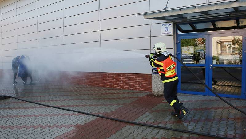 Na litoměřickém zimním stadionu proběhlo cvičení na téma úniku čpavku z chladícího systému