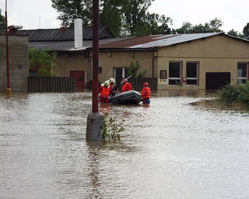 Povodně 2002, Žalhostice, hasiči kontrolují zatopené firmy