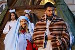 Tradiční živý betlém začal průvodem na Dómské náměstí, kde proběhla scénka o narození Ježiše.