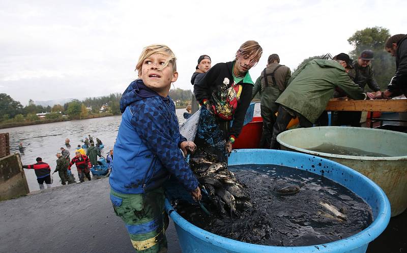 Tradiční podzimní výlov rybníka měl letos kvůli pandemii koronaviru méně přihlížejících diváků.