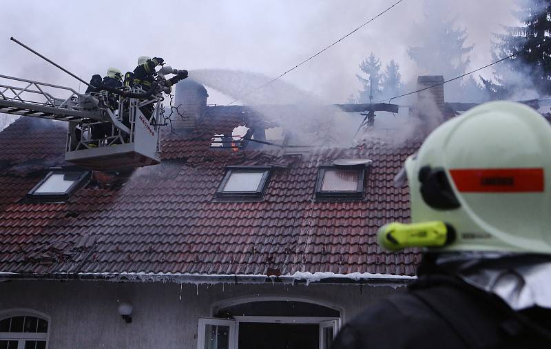 Požár zničil téměř celý dům. Kolem třetí hodiny v neděli odpoledne vyráželo osm hasičských jednotek do malé osady u obce Horní Chobolice na Litoměřicku na požár rodiného domu, kde už oheň pohltil téměř celou střechu a podkroví. Největší problém, ale měli 