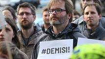 Téměř dvě stovky občanů Litoměřic vyjádřily na svolané demonstraci v pondělí v podvečer na Mírovém náměstí nespokojenost s vládou premiéra Babiše a ministryní spravedlnosti Benešovou.