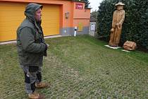 Lotr Babinský, rodák z Pokratic, má ve městě sochu