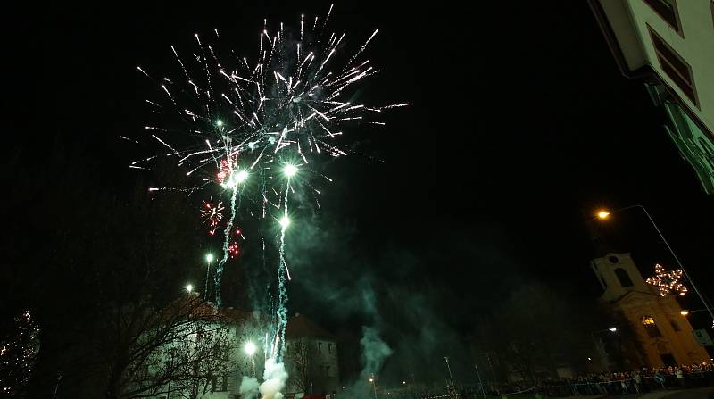 Stovky lidí dorazily na již tradiční silvestrovský ohňostroj do Lovosic.