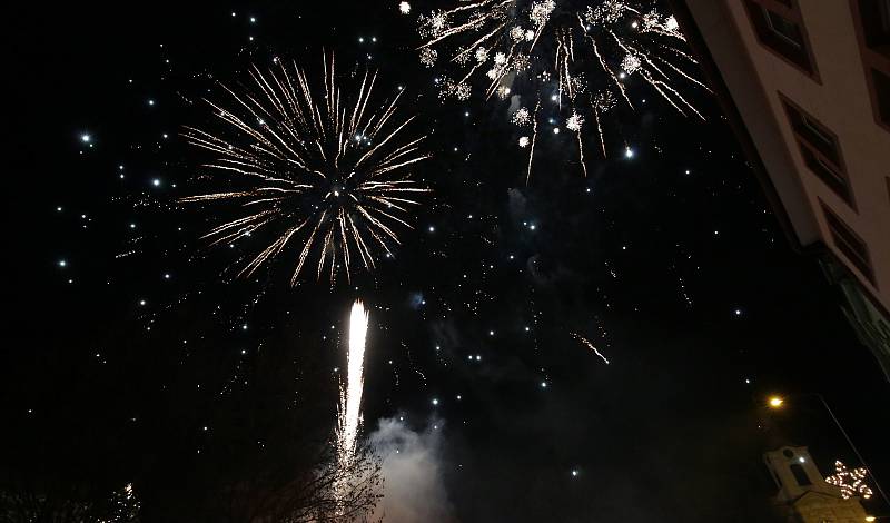 Stovky lidí dorazily na již tradiční silvestrovský ohňostroj do Lovosic.