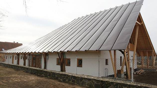 ORIGINÁLNÍ stavba v Dobříni. Autorem je Jiří Střítecký, který byl označován za nejoriginálnějšího českého architekta. V roce 2012 podlehl v 58 letech rakovině.