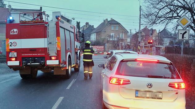 U železniční zastávky Lovosice město si řidiči dlouhodobě stěžují na závory, které několik minut blokují přejezd, aniž by projížděl nebo zastavil vlak. Ve středu 2. ledna závory zdržely také hasiče, kteří spěchali asistovat záchranářům.