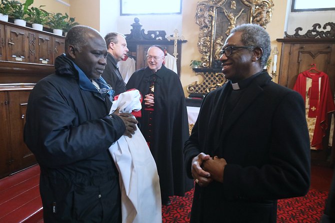 Apoštolský nuncius Jude Thaddeus Okolo (na snímku vpravo).
