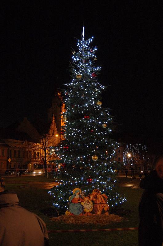 Adventní trhy a rozsvícení vánočního stromu v Lovosicích