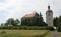 Kostel Nejsvětější Trojice v Zahořanech prochází postupnou opravou.