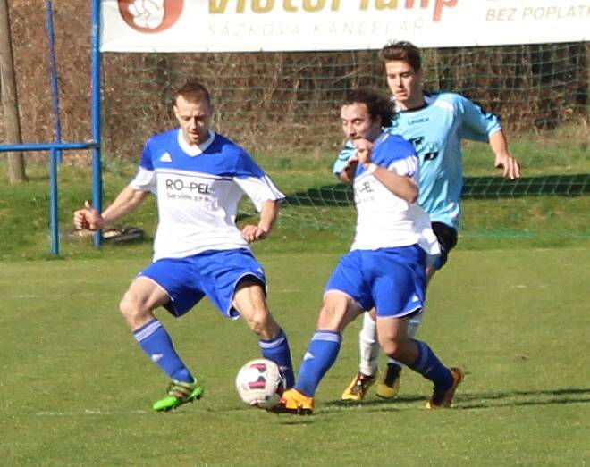 Fotbalisté SK Hrobce (v bílomodrém) rozstříleli v duelu krajského přeboru Vilémov 9:0. 