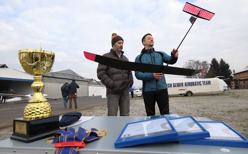 Leteckými sportovci roku jsou parašutisté. Cenu jim předal prezident Pavel.