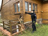 Namátková policejní kontrola v jedné z chatových osad na Litoměřicku.