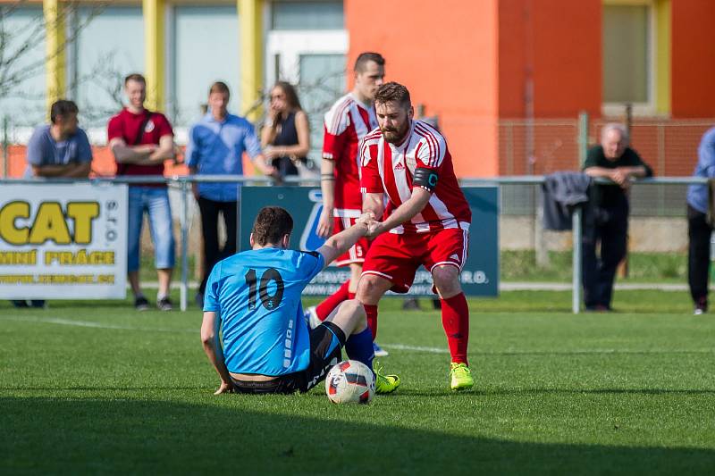 Divizní derby Brozany (v pruhovaném) - Štětí skončilo po devadesáti minutách bez branek. 