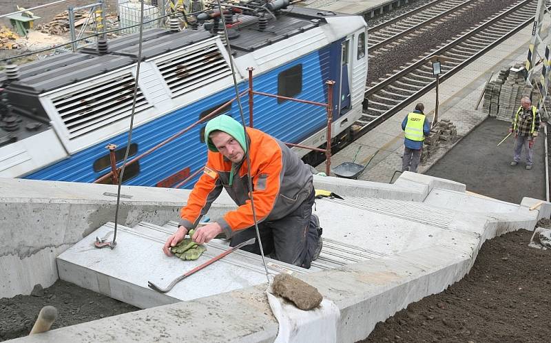 HRDLY. Silniční most nad železničním koridorem u Hrdel už je téměř dokončený. 