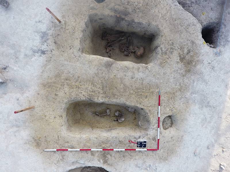 Na staveništi u Vražkova objevili archeologové řadu pravěkých hrobů.