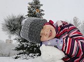 Děti si užívají sněhovou nadílku v Lovosicích