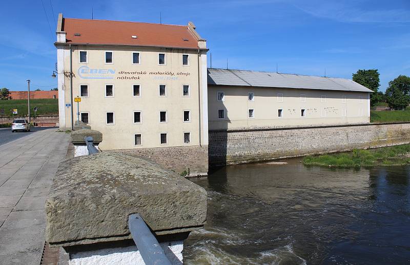 Na ostrůvku v Ohři se ani letos terezínští nevykoupají. Schody, které k němu přes někdejší mlýn vedou, zůstávají uzavřené.