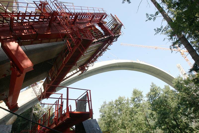 Stavba unikátního obloukového mostu přes Opárenské údolí, srpen 2009