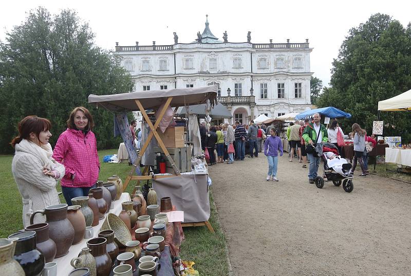 Zámek v Ploskovicích ovládli tvůrci keramiky